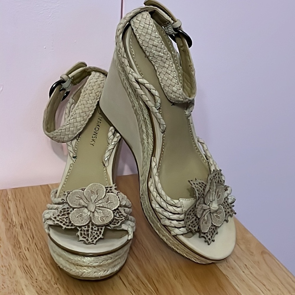 B Makowski “Marione” Cream Braided Strap with Flower Platform Wedge Sandals 8M
